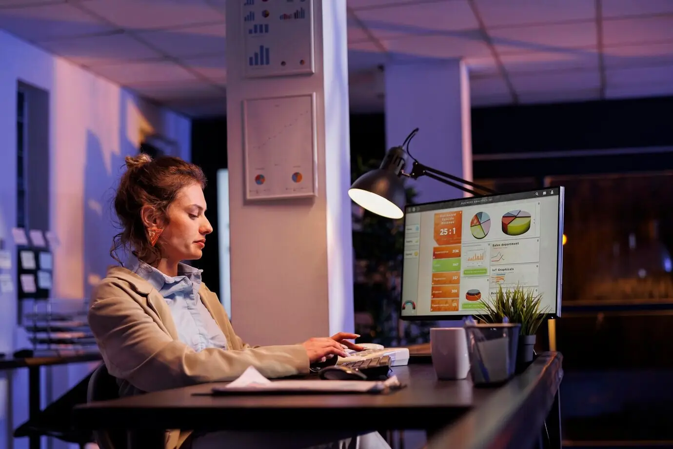 Ein Unternehmensmitarbeiter arbeitet nachts in einem Start-up-Büro.