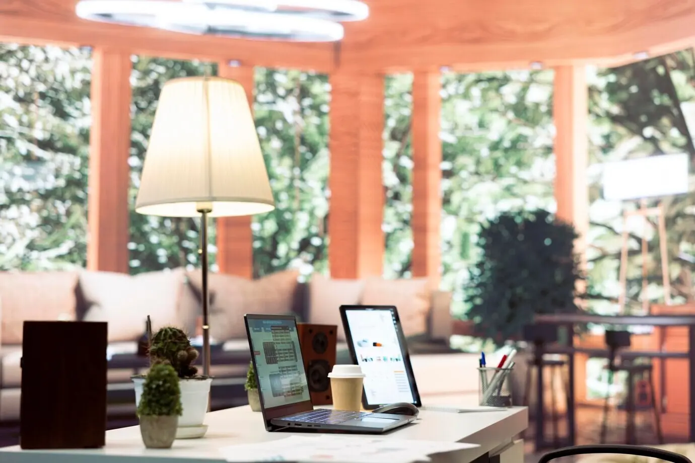 Leeres modernes Büro eines Unternehmers mit Laptop