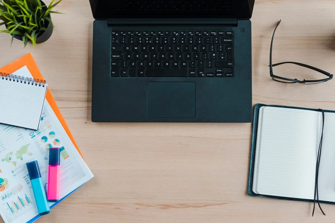 Schreibtisch im Büro mit Laptop und Analysen
